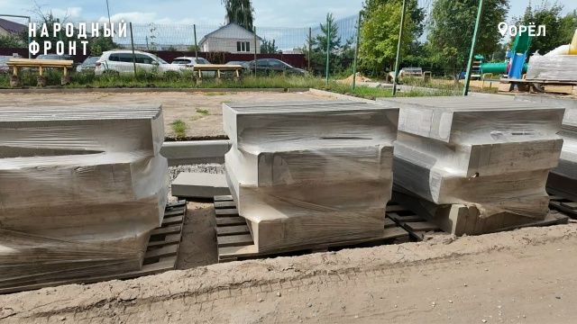 “Разрыли и бросили”: во дворе на Латышских Стрелков, 52, ремонт встал, а жители остались без безопасного двора