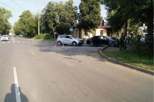 В Орле «Тойота» врезалась в «Ладу», бордюр, дорожный знак, опору и загорелась