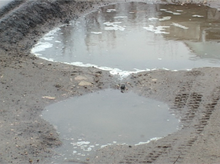 Жители деревни Вязки знают, как новый асфальт ломает автомобили