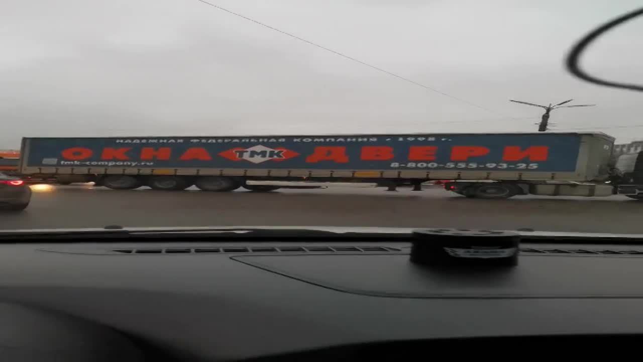 Из-за фур в районе автовокзала в Орле автомобилисты продолжают стоять в пробках