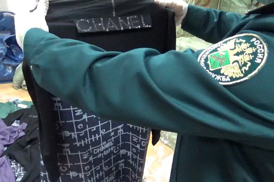 Из орловского магазина таможенники изъяли одежду без маркировки почти на 200 тыс. рублей