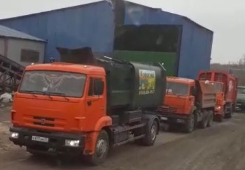 Видео: в Орле водители мусоровозов выстраиваются в очередь и тратят часы на разгрузку