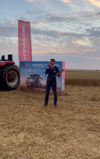 Поставлен рекорд по намолоту зерна. Губернатор в эфире с полей рассказывал о достижениях, а орловчане писали ему в комментариях о своих насущных проблемах