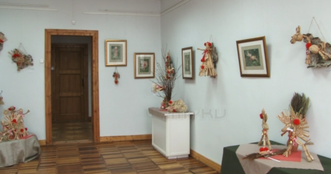 «Орловские сказки из рогоза. Русские традиции». В Орловском Краеведческом музее открылась выставка Народного мастера России Ирины Калякиной. В основе — фигурки, сделанные из болотного растения