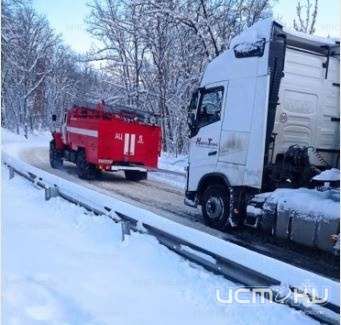 На заснеженной орловской трассе застрял молоковоз