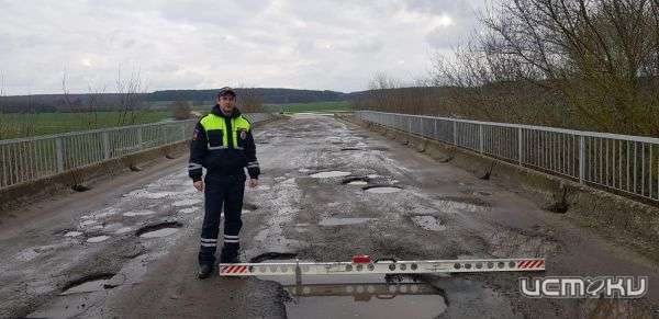 В Кромском районе школьные автобусы вынуждены ездить по разбитым дорогам