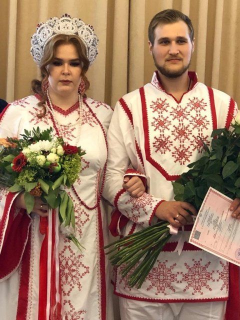 Невеста в сарафане, жених - в рубахе с орнаментом. Орловская молодая пара решила найти замену современным обычным свадебным нарядам