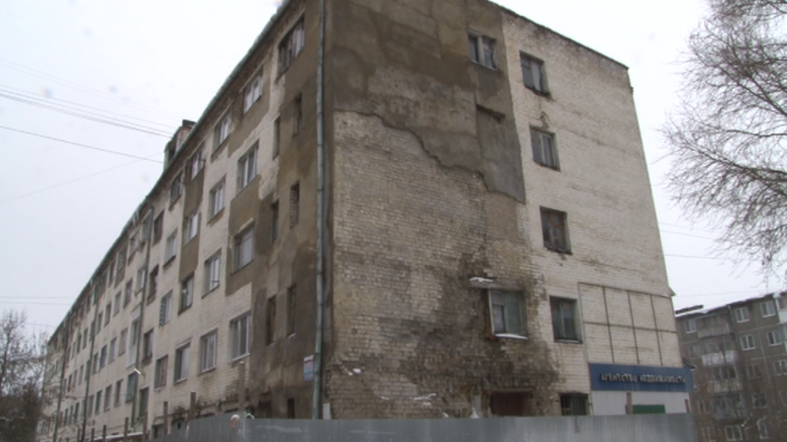 Общежитие на улице Металлургов, 38 в Орле продолжает разваливаться