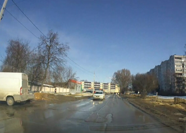 В Орле водители на ул. Ломоносова вынуждены выезжать на «встречку» из-за ям на дороге