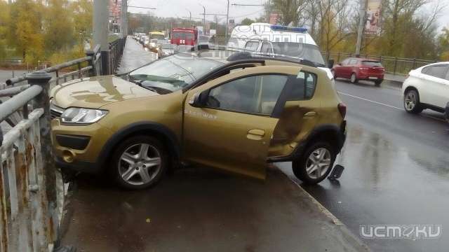 Страшная авария в Орле: «Рено» едва не улетел с Тургеневского моста