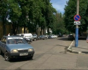 Припарковаться любой ценой. Насколько обустроены парковки возле детских больниц города?