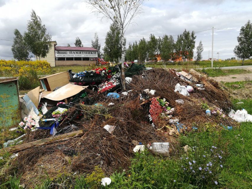 Орловские кладбища продолжают утопать в мусоре