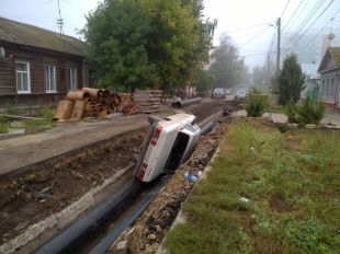 В Орле «Волга» вылетела в кювет