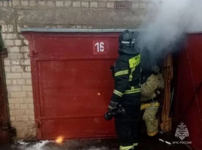 В воскресенье в Орле сотрудники МЧС России дважды тушили гаражи