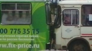 В районе «Текмаша» маршрутка «догнала» троллейбус