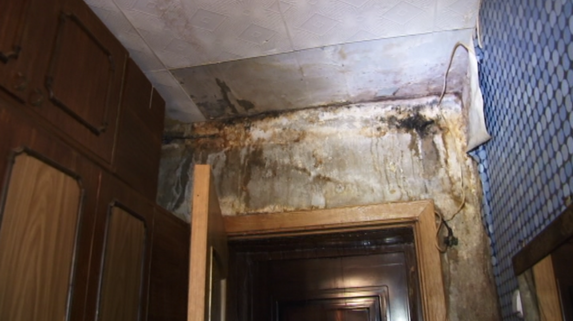 Потекшая крыша привела к пожару в многоэтажке на улице Планерной в Орле