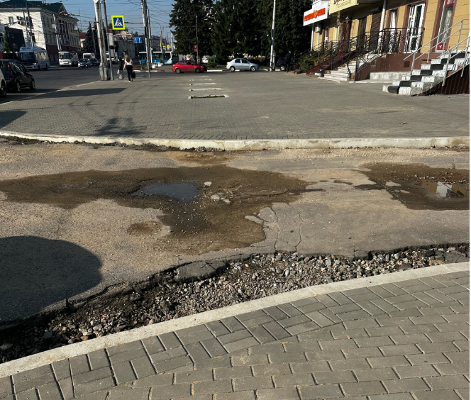 "Раздолбанность везде". Орловчане присылают нам фотографии улицы Комсомольская