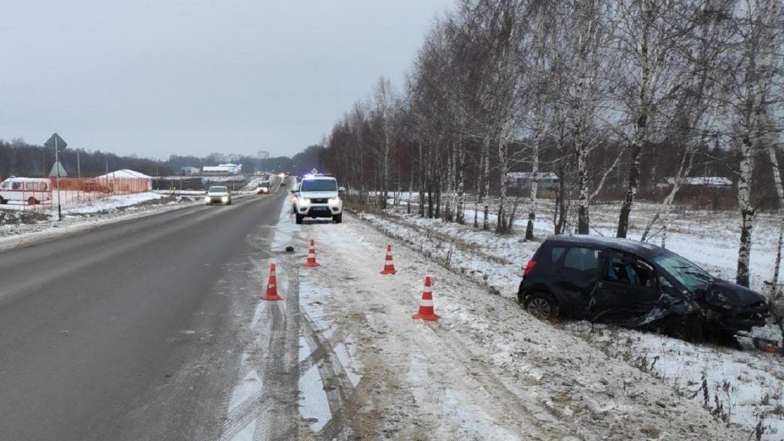 Под Орлом женщина на «Мицубиси» врезалась в дерево