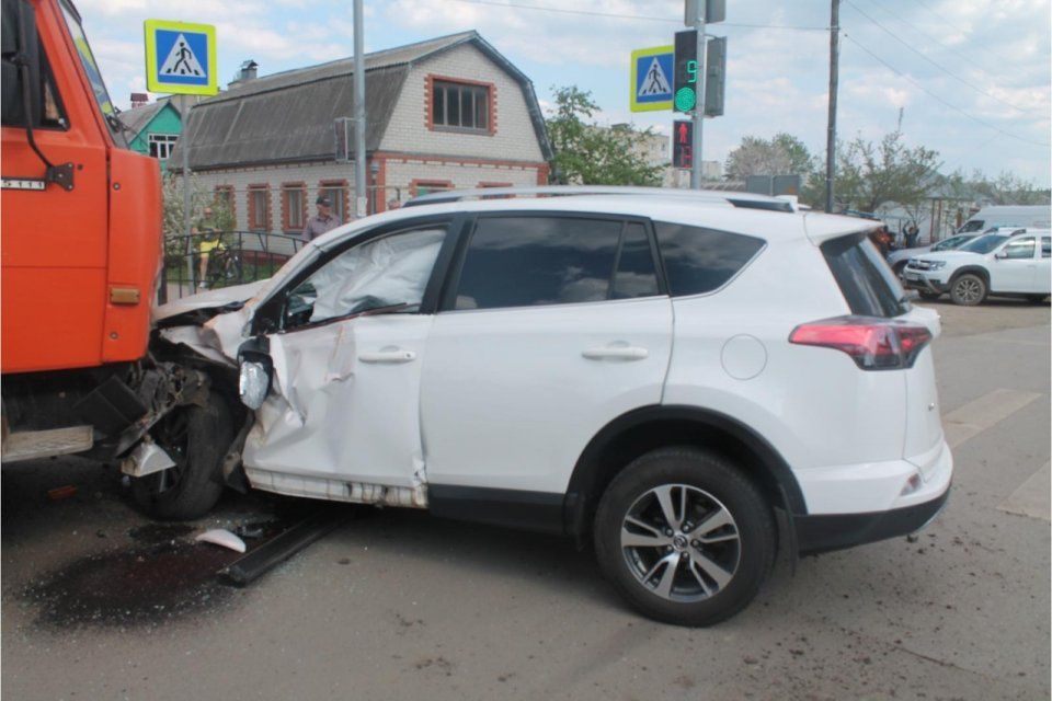В Орловской области КамАЗ въехал в кроссовер «Тойота»