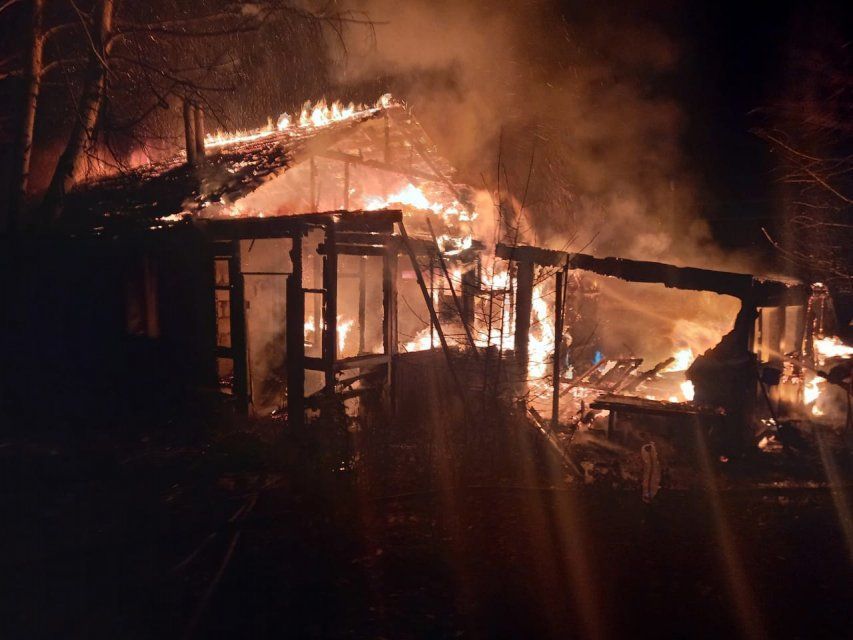 В Урицком районе полыхал двухкартирный дом