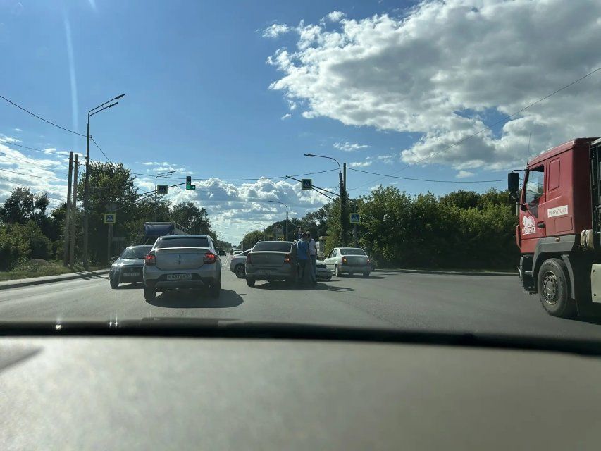 На перекрестке Карачевского шоссе и ул. Емлютина практически на выезде из Орла накануне ближе к вечеру случилось ДТП