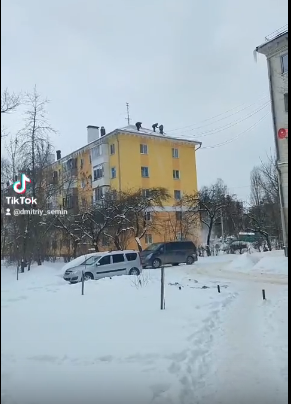 В Орле коммунальщики очищают крыши домов от снега, рискуя своей жизнью