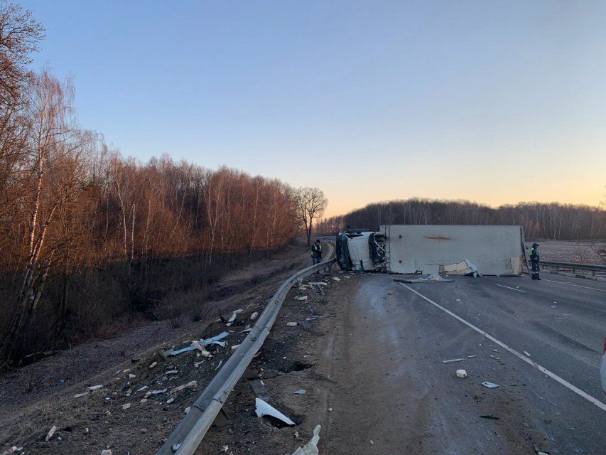 На орловской трассе перевернулась фура 