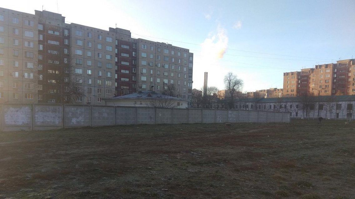 Зловоние из канализации окутывает район набережной Дубровинского в Орле 