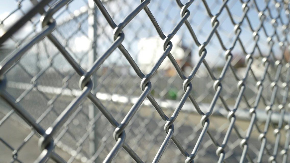 Как оцинкованная сетка двойного кручения помогает бороться с коррозией в загородном хозяйстве