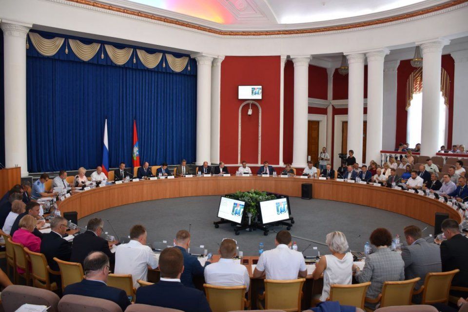 Более трех часов народные избранники обсуждали важные вопросы. Один из них касался освобождение сверхбогатой компании «Керама Марацци» от уплаты 80 млн рублей в бюджет региона
