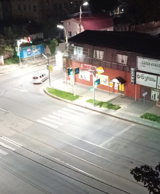 И вашим, и нашим. Орловчанка прислала нам фотографии, демонстрирующие некорректную работу светофоров в Орле