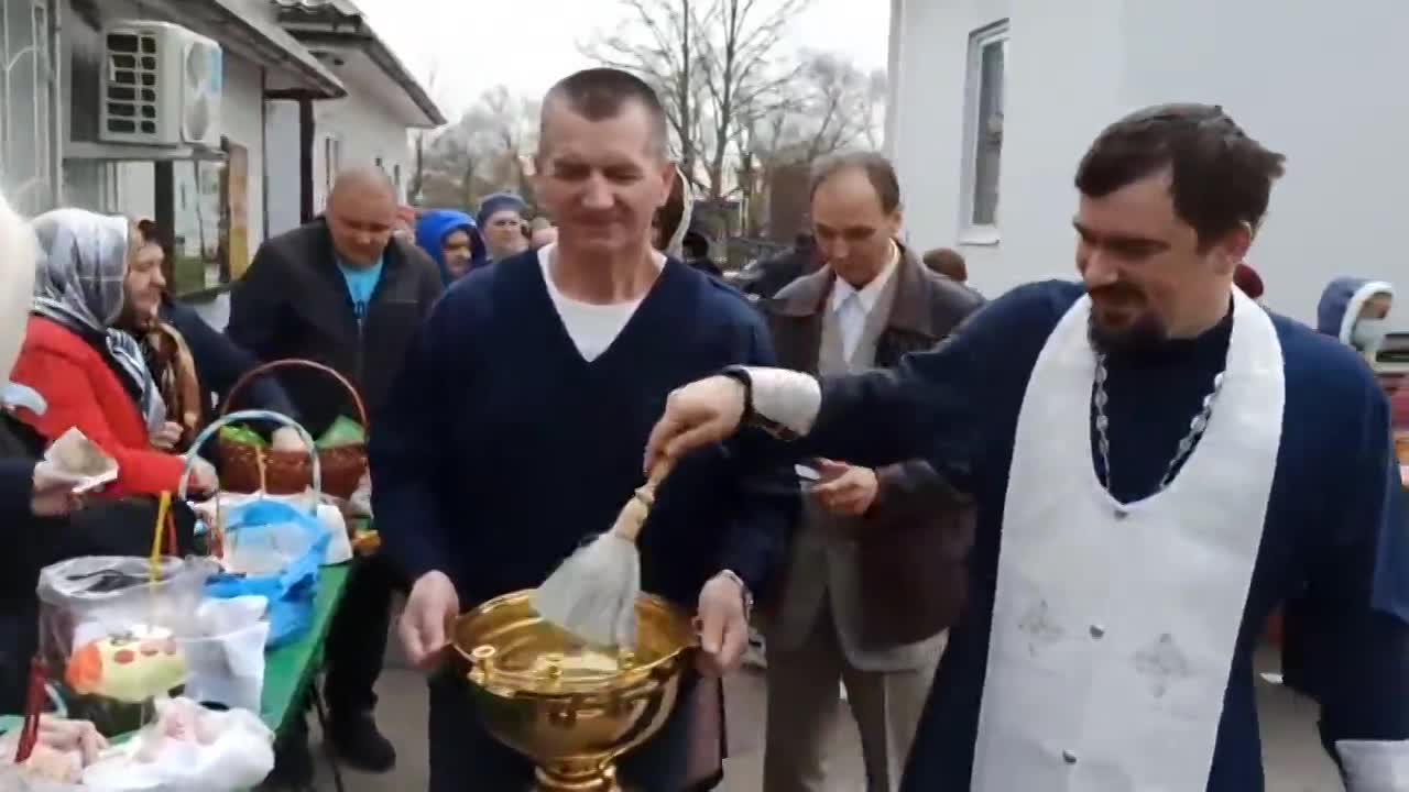 Владыка Тихон освятил куличи, пасхи, крашеные яйца орловчан