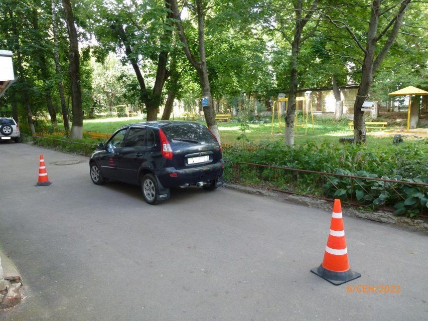 В Орле автомобилист сдавая задним ходом едва не переехал старушку