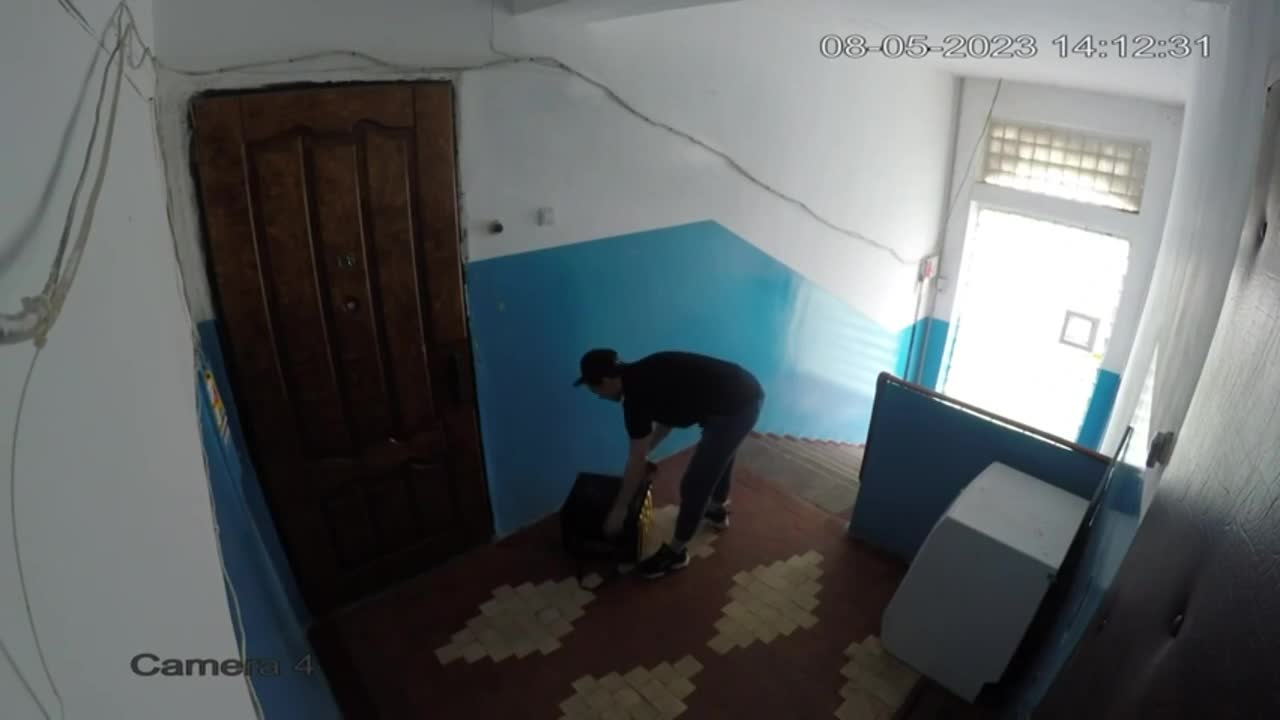 Доставщик еды покорил сердца орловчан зажигательным танцем