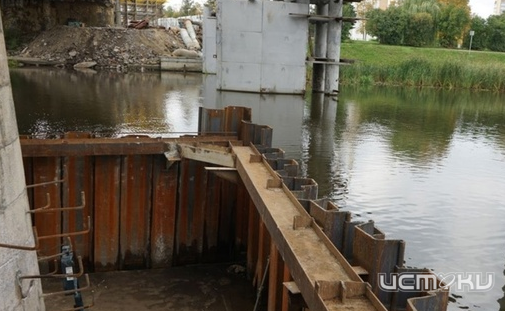 Строительный мусор при ремонте Красного моста падает в Оку. Власти заверяют, что после работ дно реки очистят