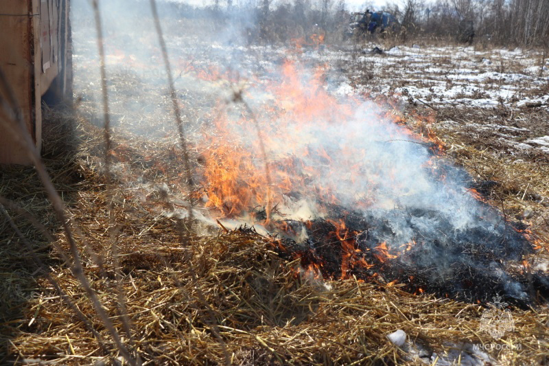 За выходные орловские пожарные 53 раза устраняли возгорания 