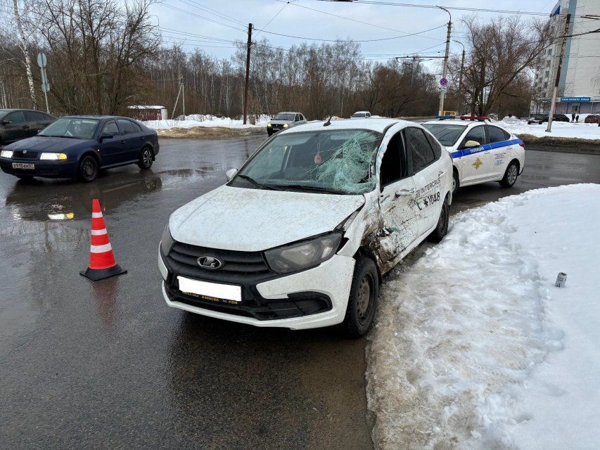 Лада попала под Камаз на улице Рощинская
