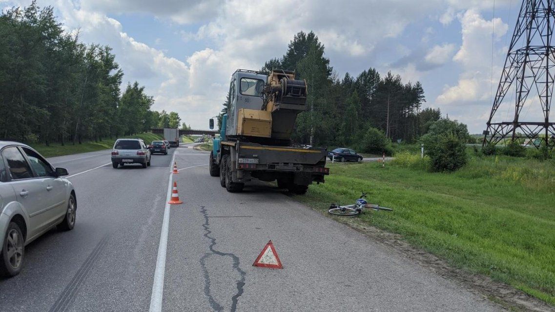 На Орловщине 18-летний велосипедист влетел в стоявший на обочине грузовик