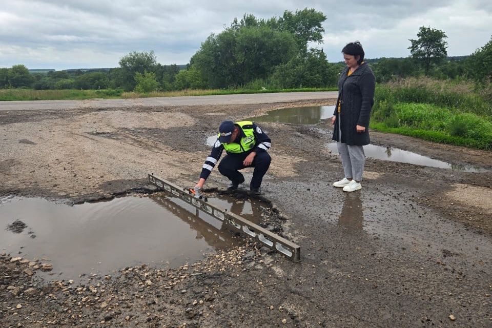 В орловском поселке требуют закрыть дорогу, по которой ездит школьный автобус
