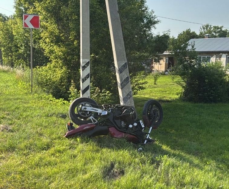 В Орловской области мотоциклист врезался в столб и погиб
