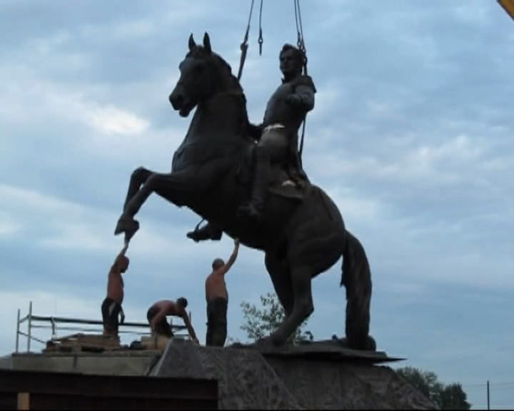 Установили памятник Ермолову