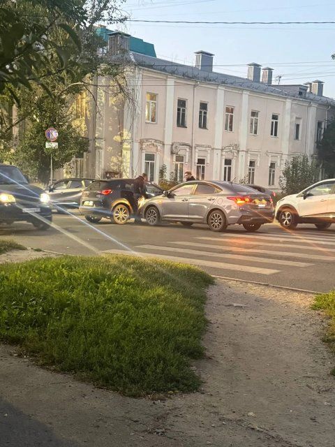 Вчера вечером на перекрестке улиц 3-я Курская и Речной переулок произошла авария