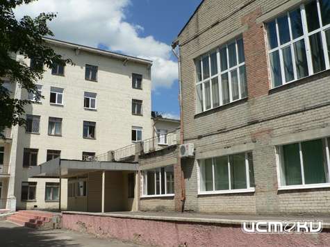 «А мне летать охота!..»: пациент висел на козырьке орловского тубдиспансера