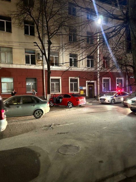 Нарочно не придумаешь. В Орле молодой автолюбитель врезался в дерево прямо возле здания полиции