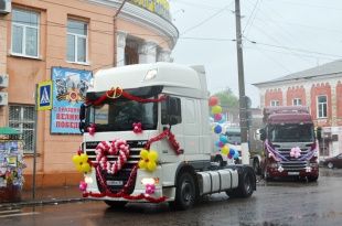 В Ливнах молодожены приехали в ЗАГС на грузовиках