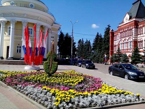 В Орле поставили еще две цветочные фигуры и отремонтировали соломенных медведей