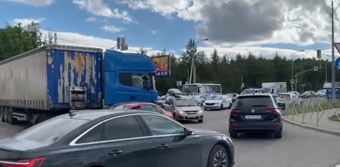 В Орле в районе METRO из-за аварии образовалась огромная пробка