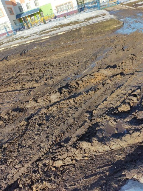 Жители мкр Зареченский жалуются на утонувшую в грязи псевдодорогу, ведущую к детсаду, по которой машины отказываются возить продукты