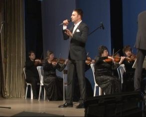 Известный баритон Владислав Косарев познакомил орловскую публику с программой "Музыка любви"