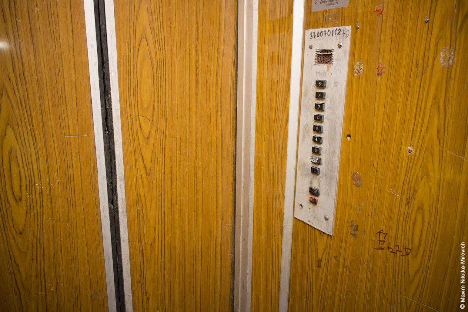 В Орле жильцы девятиподъездной многоэтажки три месяца обходятся без лифта